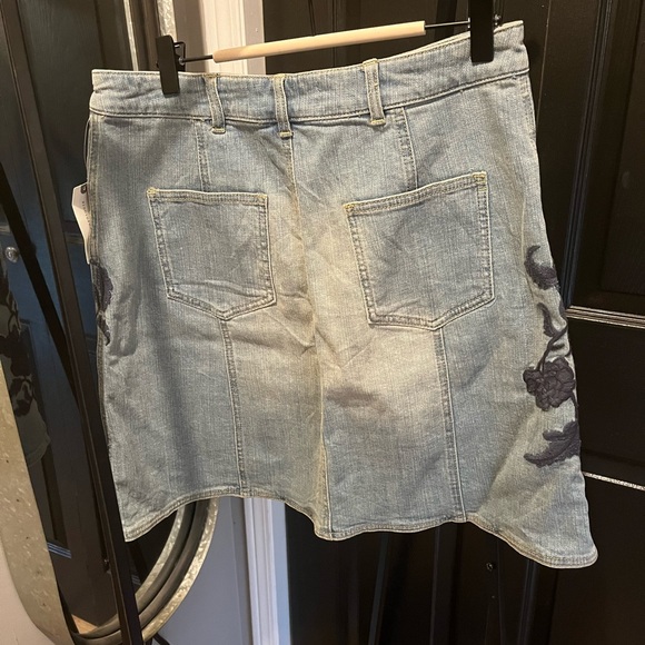 🆕 Anthropologie Denim Skirt Embroidered Flowers - Picture 9 of 12